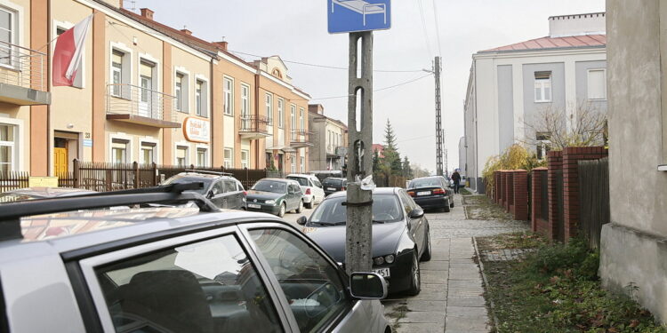 10.11.2016 Kielce. Parking. Samochody przed szpitalem przy ulicy Prostej. / Jarosław Kubalski / Radio Kielce