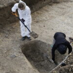 10.11.2016 Kielce. Ekshumacja szczątków ofiar terroru komunistycznego na terenie cmentarza Piaski. / Jarosław Kubalski / Radio Kielce