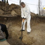 10.11.2016 Kielce. Ekshumacja szczątków ofiar terroru komunistycznego na terenie cmentarza Piaski. / Jarosław Kubalski / Radio Kielce