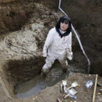 10.11.2016 Kielce. Ekshumacja szczątków ofiar terroru komunistycznego na terenie cmentarza Piaski. / Jarosław Kubalski / Radio Kielce