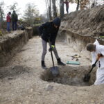 10.11.2016 Kielce. Ekshumacja szczątków ofiar terroru komunistycznego na terenie cmentarza Piaski. / Jarosław Kubalski / Radio Kielce
