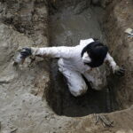 10.11.2016 Kielce. Ekshumacja szczątków ofiar terroru komunistycznego na terenie cmentarza Piaski. / Jarosław Kubalski / Radio Kielce