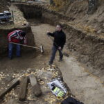 10.11.2016 Kielce. Ekshumacja szczątków ofiar terroru komunistycznego na terenie cmentarza Piaski. / Jarosław Kubalski / Radio Kielce
