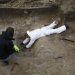 10.11.2016 Kielce. Ekshumacja szczątków ofiar terroru komunistycznego na terenie cmentarza Piaski. / Jarosław Kubalski / Radio Kielce