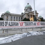 14.11.2016 Belgrad. Serbia. Spacer po mieście. Wystawa przed Parlamentem poświęcona ofiarom albańskiej Armii Wyzwolenia Kosowa i nalotom NATO. / Jarosław Kubalski / Radio Kielce