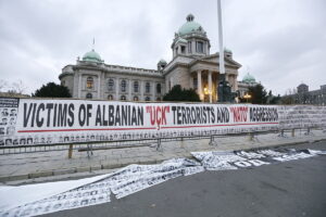 14.11.2016 Belgrad. Serbia. Spacer po mieście. Wystawa przed Parlamentem poświęcona ofiarom albańskiej Armii Wyzwolenia Kosowa i nalotom NATO. / Jarosław Kubalski / Radio Kielce