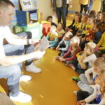 21.11.2016 Kielce. Piłkarze ręczni Vive Tauron Kielce Patryk Walczak i Darko Djikic spotkali się z dziećmi z przedszkola samorządowego nr 40. / Jarosław Kubalski / Radio Kielce