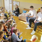 21.11.2016 Kielce. Piłkarze ręczni Vive Tauron Kielce Patryk Walczak i Darko Djikic spotkali się z dziećmi z przedszkola samorządowego nr 40. / Jarosław Kubalski / Radio Kielce