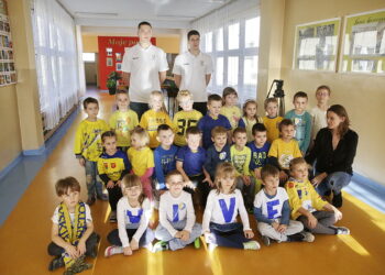 21.11.2016 Kielce. Piłkarze ręczni Vive Tauron Kielce Patryk Walczak i Darko Djikic spotkali się z dziećmi z przedszkola samorządowego nr 40. / Jarosław Kubalski / Radio Kielce