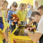 21.11.2016 Kielce. Piłkarze ręczni Vive Tauron Kielce Patryk Walczak i Darko Djikic spotkali się z dziećmi z przedszkola samorządowego nr 40. / Jarosław Kubalski / Radio Kielce