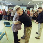 22.11.2016 Kielce. Warsztaty z samoobrony dla seniorów w bibliotece wojewódzkiej. / Jarosław Kubalski / Radio Kielce