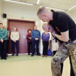 22.11.2016 Kielce. Warsztaty z samoobrony dla seniorów w bibliotece wojewódzkiej. / Jarosław Kubalski / Radio Kielce