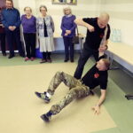 22.11.2016 Kielce. Warsztaty z samoobrony dla seniorów w bibliotece wojewódzkiej. / Jarosław Kubalski / Radio Kielce