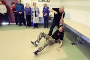 22.11.2016 Kielce. Warsztaty z samoobrony dla seniorów w bibliotece wojewódzkiej. / Jarosław Kubalski / Radio Kielce