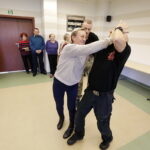 22.11.2016 Kielce. Warsztaty z samoobrony dla seniorów w bibliotece wojewódzkiej. / Jarosław Kubalski / Radio Kielce