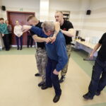 22.11.2016 Kielce. Warsztaty z samoobrony dla seniorów w bibliotece wojewódzkiej. / Jarosław Kubalski / Radio Kielce