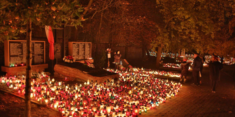 1.11.2015 Kielce. Wszystkich Świętych - noc na cmentarzu. / Wojciech Habdas / Radio Kielce