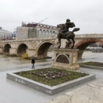 12.11.2016 Skopje. Macedonia. Centrum miasta. Kamienny Most. Najstarszy most na rzece Wardar pochodzący z czasów osmańskich. / Jarosław Kubalski / Radio Kielce