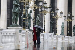 12.11.2016 Skopje. Macedonia. Centrum miasta. Figury na moście nad Wardarem. / Jarosław Kubalski / Radio Kielce