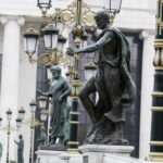 12.11.2016 Skopje. Macedonia. Centrum miasta. Figury na moście nad Wardarem. / Jarosław Kubalski / Radio Kielce