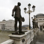 12.11.2016 Skopje. Macedonia. Centrum miasta. Figury na moście nad Wardarem. / Jarosław Kubalski / Radio Kielce