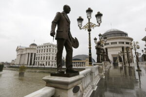 12.11.2016 Skopje. Macedonia. Centrum miasta. Figury na moście nad Wardarem. / Jarosław Kubalski / Radio Kielce