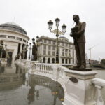 12.11.2016 Skopje. Macedonia. Centrum miasta. Figury na moście nad Wardarem. / Jarosław Kubalski / Radio Kielce