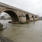 12.11.2016 Skopje. Macedonia. Centrum miasta. Kamienny Most. Najstarszy most na rzece Wardar pochodzący z czasów osmańskich. / Jarosław Kubalski / Radio Kielce