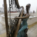 12.11.2016 Skopje. Macedonia. Centrum miasta. Figura przed teatrem narodowym. / Jarosław Kubalski / Radio Kielce