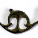 Zabytki znalezione w Kliszowie / Wykonana z brązu ażurowa aplikacja - przypuszczalnie ozdoba stroju lub element garnituru pasa datowana albo na okres wpływów rzymskich (I-III w.) lub związana z wydarzeniami bitwy pod Kliszowem