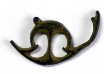 Zabytki znalezione w Kliszowie / Wykonana z brązu ażurowa aplikacja - przypuszczalnie ozdoba stroju lub element garnituru pasa datowana albo na okres wpływów rzymskich (I-III w.) lub związana z wydarzeniami bitwy pod Kliszowem