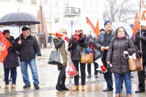 16.11.2016 Kielce. Pikieta pracowników obsługi oraz administracji placówek oświatowych przed Urzędem Miasta / Stanisław Blinstrub / Radio Kielce