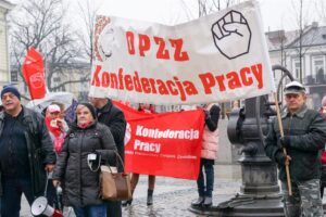 16.11.2016 Kielce. Pikieta pracowników obsługi oraz administracji placówek oświatowych przed Urzędem Miasta / Stanisław Blinstrub / Radio Kielce