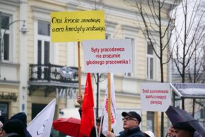 16.11.2016 Kielce. Pikieta pracowników obsługi oraz administracji placówek oświatowych przed Urzędem Miasta / Stanisław Blinstrub / Radio Kielce