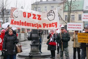 16.11.2016 Kielce. Pikieta pracowników obsługi oraz administracji placówek oświatowych przed Urzędem Miasta / Stanisław Blinstrub / Radio Kielce