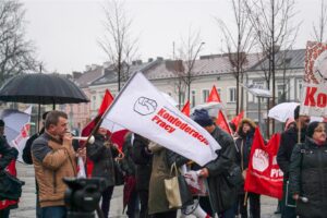 16.11.2016 Kielce. Pikieta pracowników obsługi oraz administracji placówek oświatowych przed Urzędem Miasta / Stanisław Blinstrub / Radio Kielce