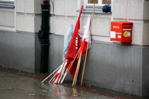 16.11.2016 Kielce. Pikieta pracowników obsługi oraz administracji placówek oświatowych przed Urzędem Miasta / Stanisław Blinstrub / Radio Kielce