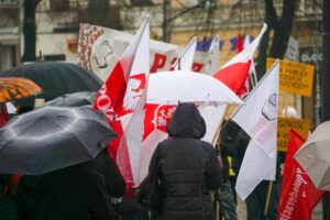 16.11.2016 Kielce. Pikieta pracowników obsługi oraz administracji placówek oświatowych przed Urzędem Miasta / Stanisław Blinstrub / Radio Kielce