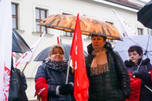 16.11.2016 Kielce. Pikieta pracowników obsługi oraz administracji placówek oświatowych przed Urzędem Miasta / Stanisław Blinstrub / Radio Kielce