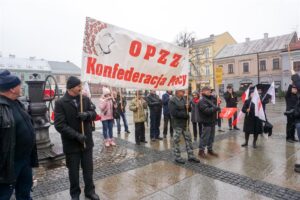 16.11.2016 Kielce. Pikieta pracowników obsługi oraz administracji placówek oświatowych przed Urzędem Miasta / Stanisław Blinstrub / Radio Kielce