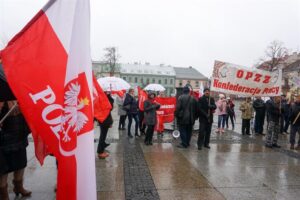 16.11.2016 Kielce. Pikieta pracowników obsługi oraz administracji placówek oświatowych przed Urzędem Miasta / Stanisław Blinstrub / Radio Kielce