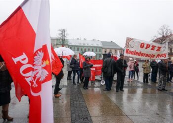 16.11.2016 Kielce. Pikieta pracowników obsługi oraz administracji placówek oświatowych przed Urzędem Miasta / Stanisław Blinstrub / Radio Kielce