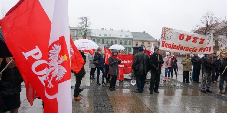 16.11.2016 Kielce. Pikieta pracowników obsługi oraz administracji placówek oświatowych przed Urzędem Miasta / Stanisław Blinstrub / Radio Kielce