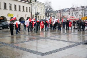 16.11.2016 Kielce. Pikieta pracowników obsługi oraz administracji placówek oświatowych przed Urzędem Miasta / Stanisław Blinstrub / Radio Kielce