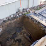 14.11.2016 Kielce. Przy kościele św. Wojciecha trwają prace archeologiczne. Podczas wykopalisk natrafiono na ludzki szkielet. / Wojciech Habdas / Radio Kielce