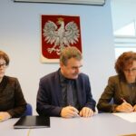 15.11.2016. Wojewoda świętokrzyski podpisuje umowy z samorządami na dofinansowanie remontu dróg gminnych i powiatowych / Wojciech Habdas / Radio Kielce