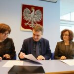 15.11.2016. Wojewoda świętokrzyski podpisuje umowy z samorządami na dofinansowanie remontu dróg gminnych i powiatowych / Wojciech Habdas / Radio Kielce