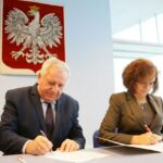 15.11.2016. Wojewoda świętokrzyski podpisuje umowy z samorządami na dofinansowanie remontu dróg gminnych i powiatowych / Wojciech Habdas / Radio Kielce