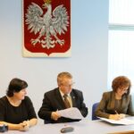 15.11.2016. Wojewoda świętokrzyski podpisuje umowy z samorządami na dofinansowanie remontu dróg gminnych i powiatowych / Wojciech Habdas / Radio Kielce