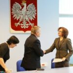 15.11.2016. Wojewoda świętokrzyski podpisuje umowy z samorządami na dofinansowanie remontu dróg gminnych i powiatowych / Wojciech Habdas / Radio Kielce